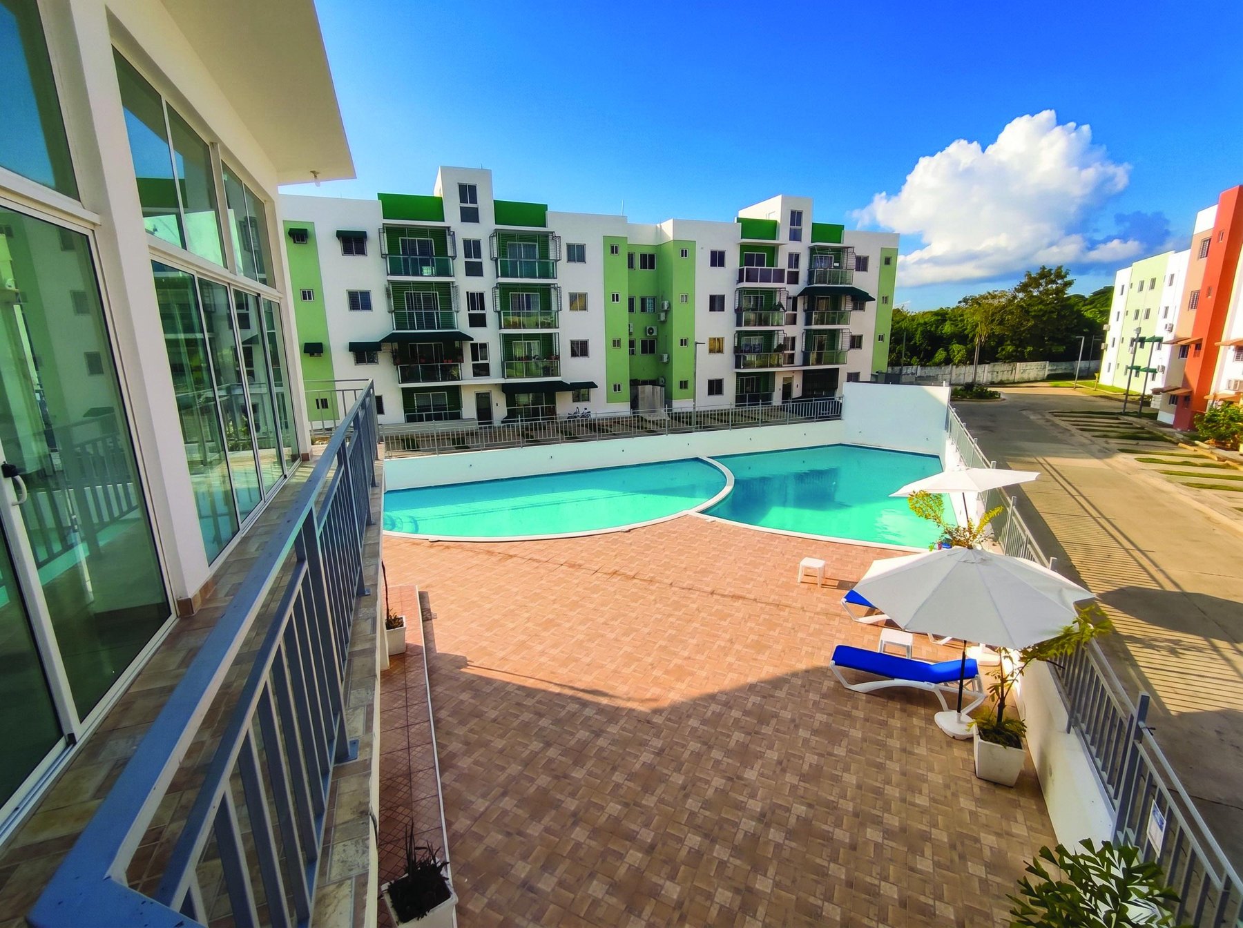 Piscina y edificios del residencial